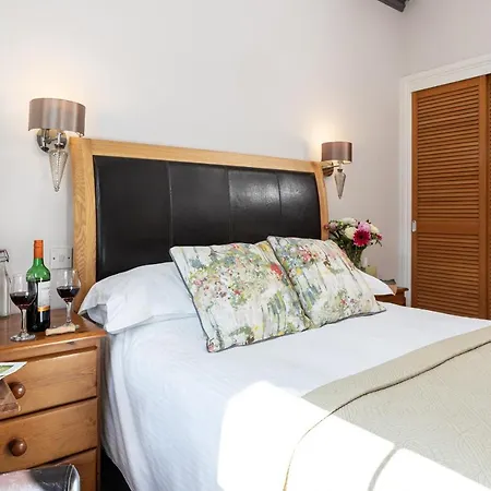 Norwood House 4*